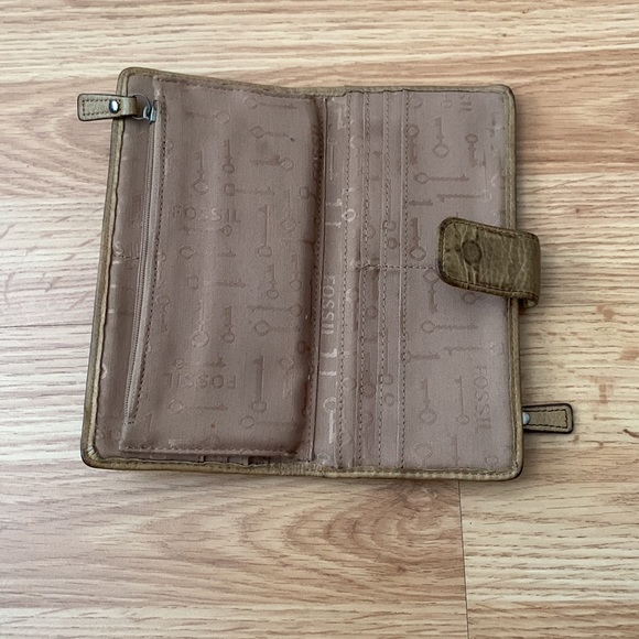 Fossil leather wallet with bird and pink/orange details. - Picture 3 of 4